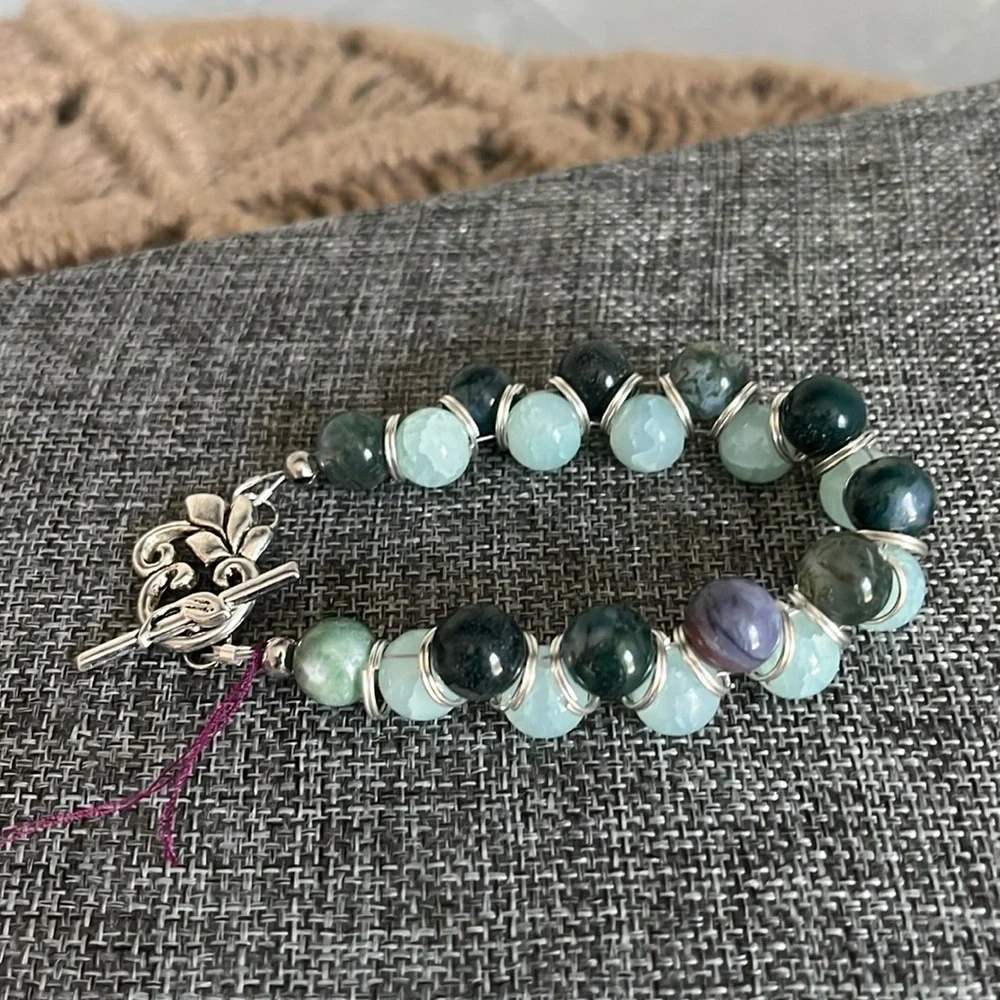 Glass multi toned green crackled beaded ornate leaf silver toggled bracelet - Picture 4 of 8
